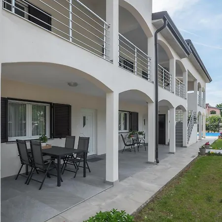 Appartement Awesome In With Swimming Pool