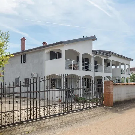 Appartement Awesome In With Swimming Pool