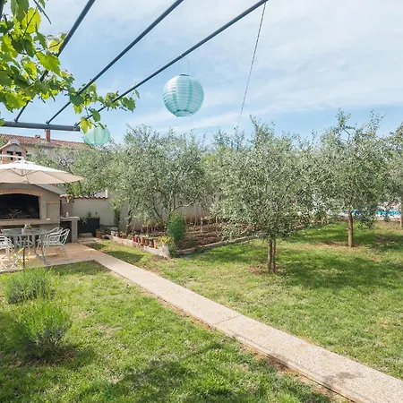 1 Bedroom Awesome In דירה *