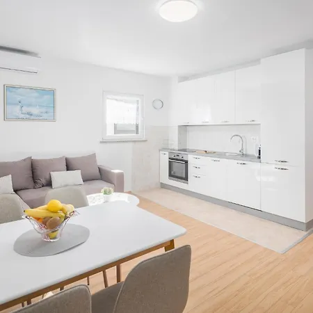 Apartman Awesome In With Swimming Pool Nova Vas (Porec)