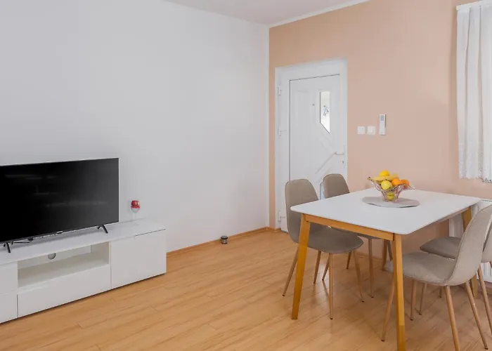 1 Bedroom Awesome In Apartamento *